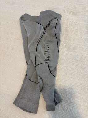 Athleta Aura Sonar Mesh
Capri Tight Womens Running Leggings gray Sz Small Mesh